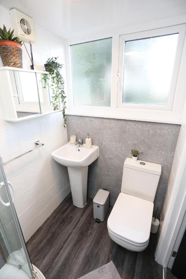 Cheerful 4-Bedroom Home In Sheffield Walkley Exterior photo